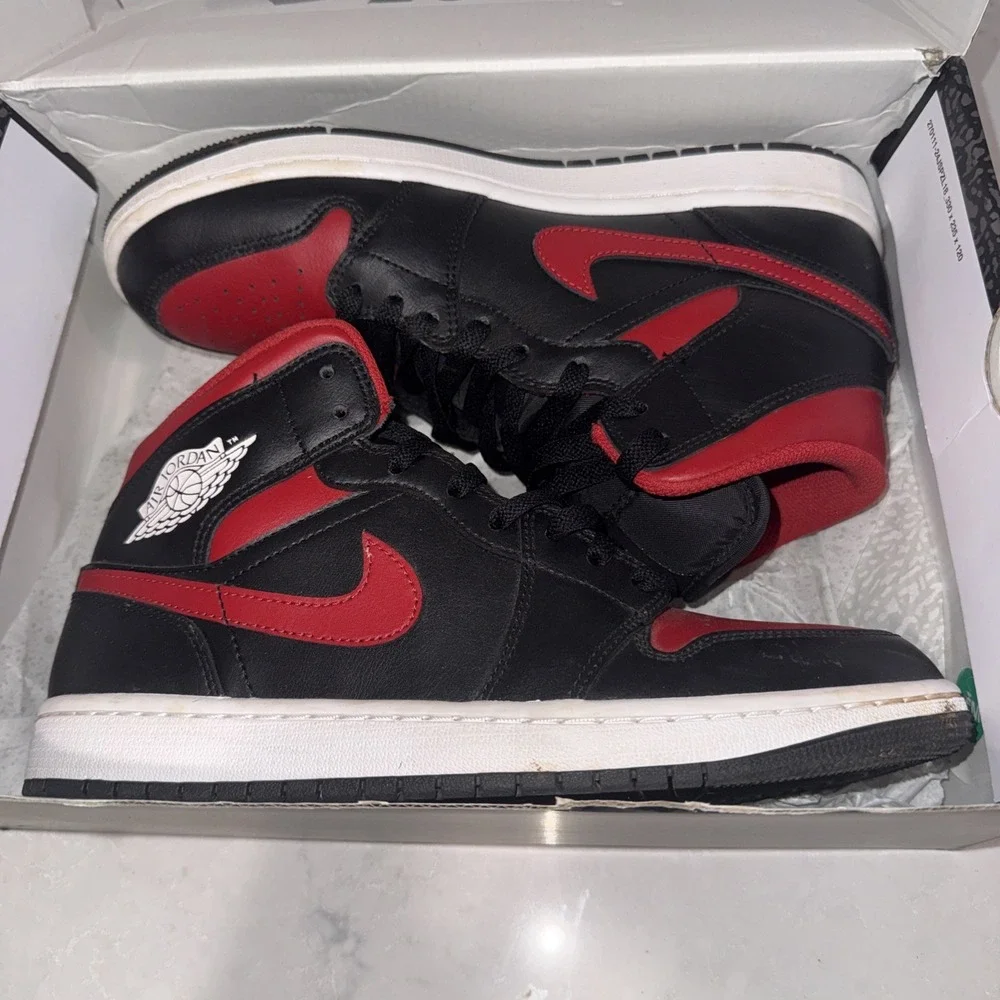 Nike Air Jordan 1 Mid Banned Bred 2020 Size 9 Men's 554724-074 EXCELLENT
